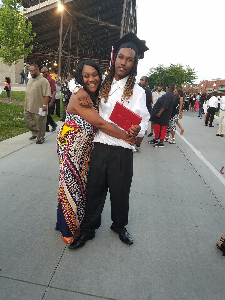 mpg_tony's tweet photo. You don't have to stress no more mama I made it🎓🙌🏽 this for you & DaMoni 💙🙏🏽 #LuvUmama #RestEasyMoni👼🏽 https://t.co/sthtx7I36z