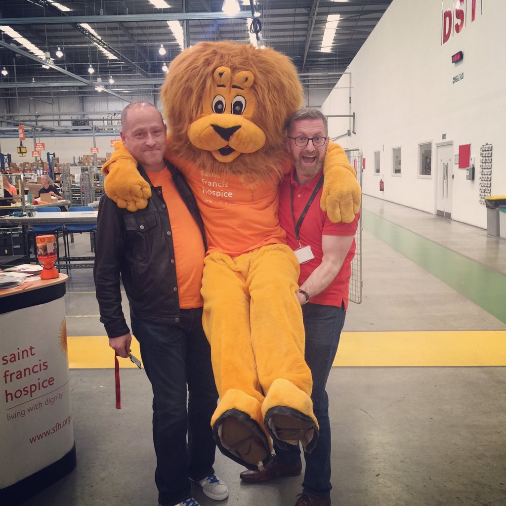 howie1617's tweet photo. Liam looks so happy to be in this picture.. James on the other hand is literally loving life! 😂 #charity @DST_UK https://t.co/yWorwLgCJc