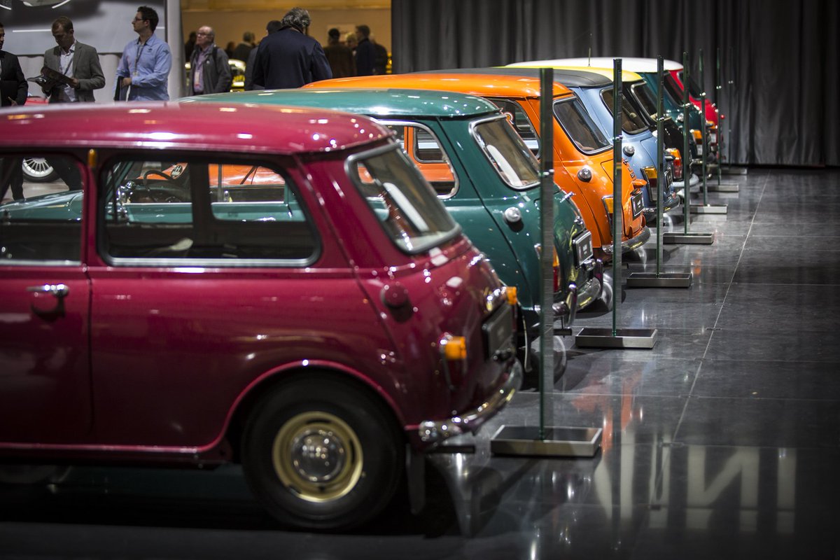 MINI's tweet photo. A bold lineup never goes unnoticed. #ClassicMini https://t.co/627vJt4f2h