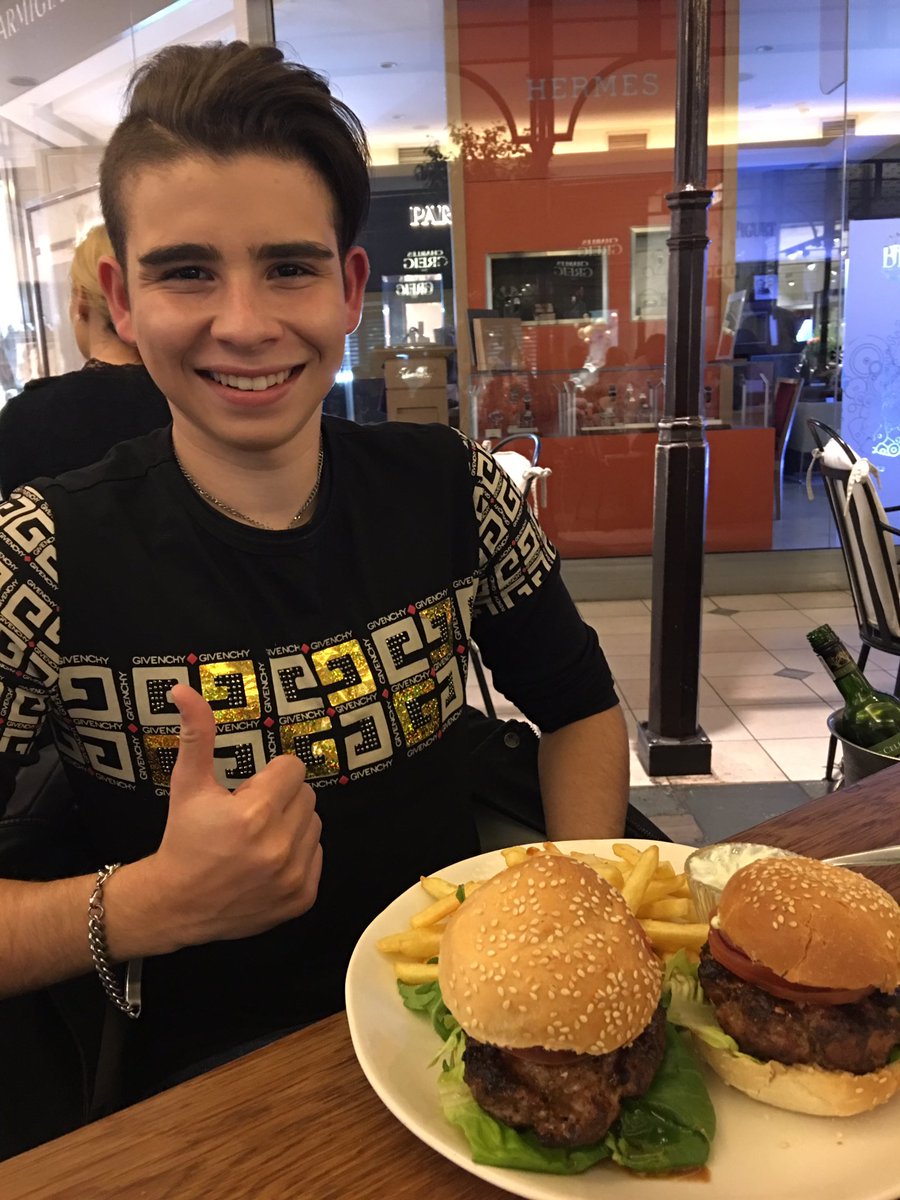 storminafrica's tweet photo. Having dinner with the Family @tashascafe #HydePark #FoodLooksGood, peeps🍔 https://t.co/7CQ4bvNYJx