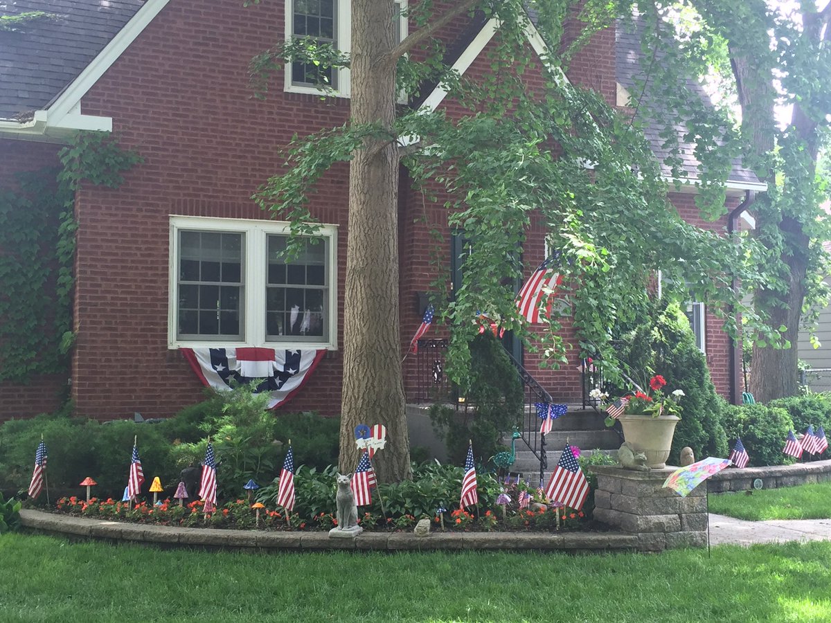 SandCatz's tweet photo. #Flagified my house for Memorial Day ๐บ๐ธ๐บ๐ธ๐บ๐ธ๐บ๐ธ https://t.co/qB79xRu2he