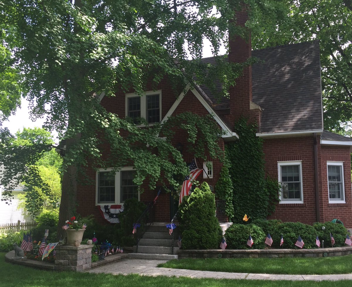 SandCatz's tweet photo. #Flagified my house for Memorial Day ๐บ๐ธ๐บ๐ธ๐บ๐ธ๐บ๐ธ https://t.co/qB79xRu2he