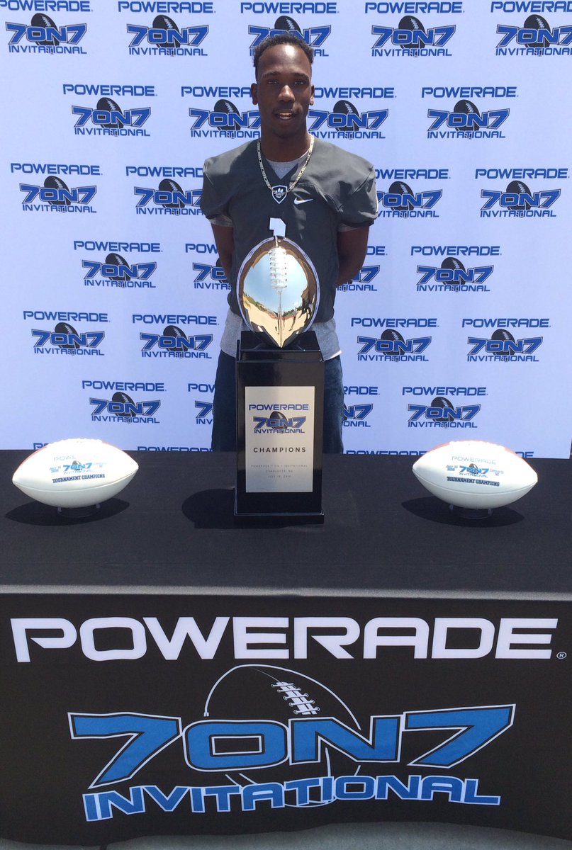 Blazing7on7's tweet photo. He fast! 4.46 🏃🏿💨@JaeJaevionm @YorkCougars 2016 Powerade Trophy Tour #Powerade7on7 #JustAKidFrom #PowerThrough https://t.co/sYi9NuPYmB