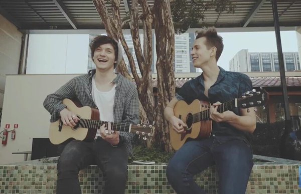 sidetobrien's tweet photo. Você percebe o quão eles são talentosos que o cover chega a ser melhor que a original #JonnorVampsCover #Jonnor4Ever https://t.co/YJ2Ikr2o5v