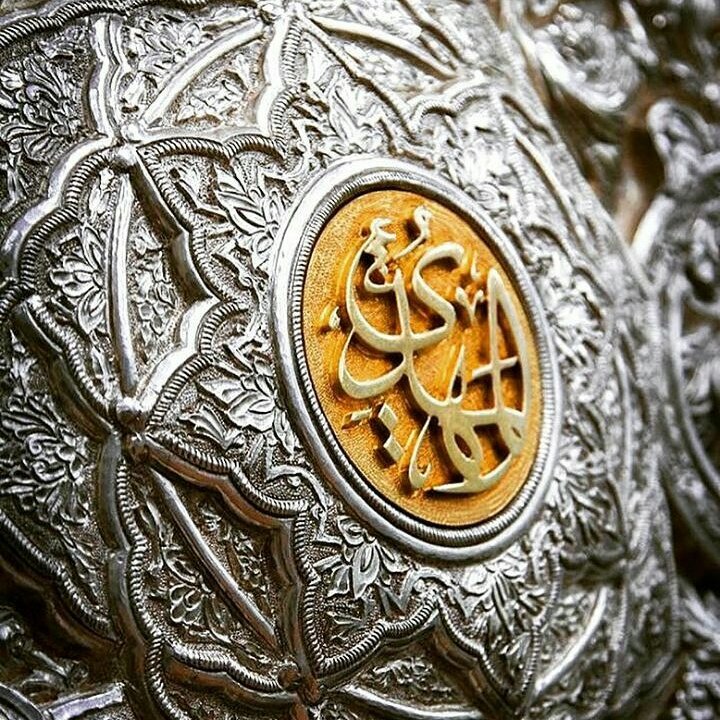 #العشق أمر مقدس 
والعاشق لايعرف معنا الخيانة أبداً
فكيـف بنا ونحن نعشق غائـــــبا
لبيــك يابقيــة الله
