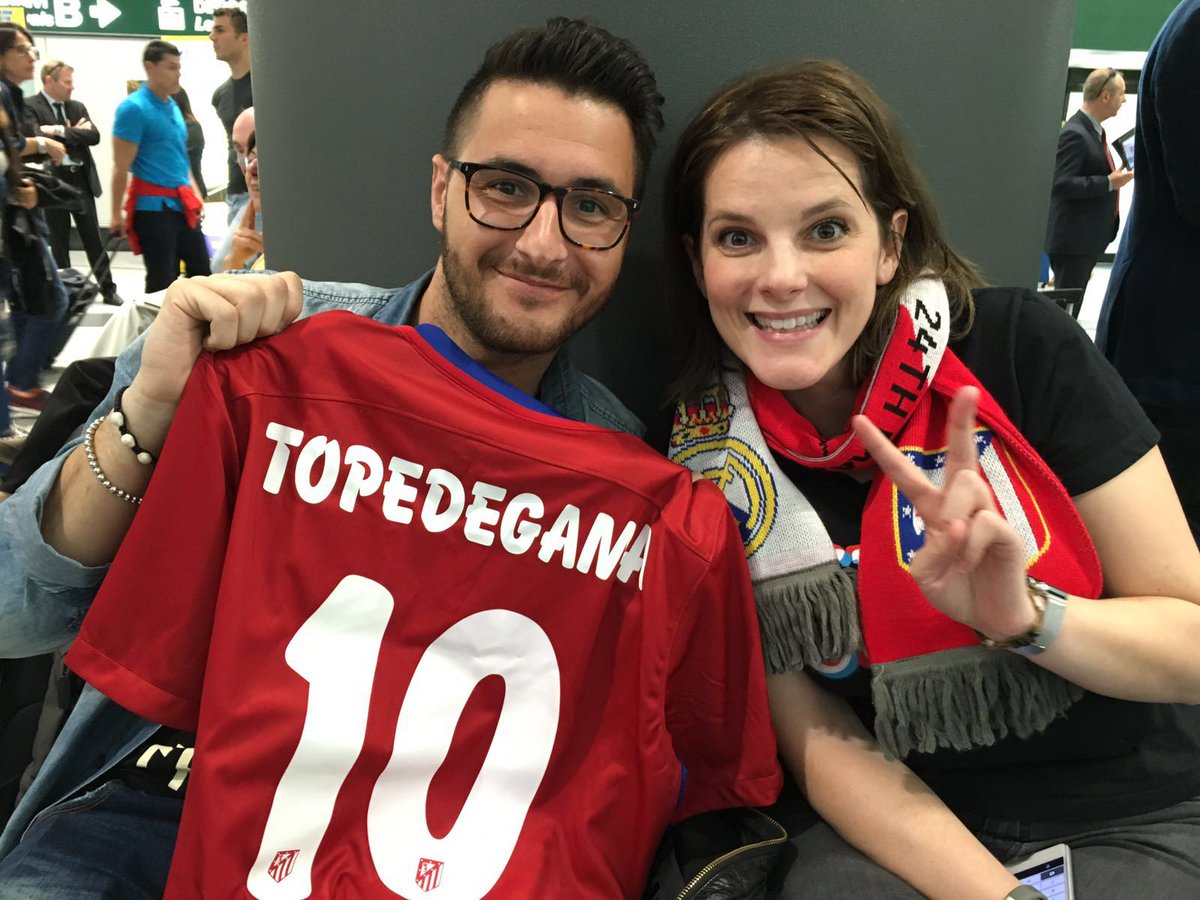 csantaengracia's tweet photo. Con @CarolinaD de @clipset, uniformados para lo que nos espera mañana :) Vamooooos!!! https://t.co/mz4RuiJbK5