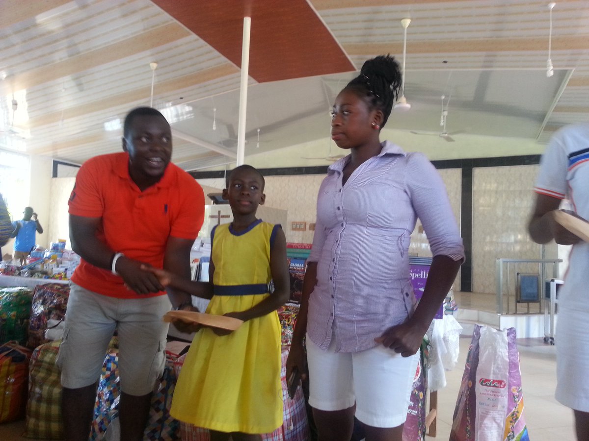 B_teley's tweet photo. Various best students of each class were given awards #KTK16 https://t.co/rrCFmSPHjs