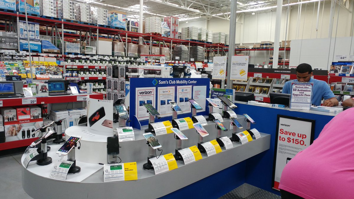 TWalker113's tweet photo. #SprintSaysThanks at Sam's with waived act fees and gift cards @TimMiller44 @kc_jamie_wilson https://t.co/q63u6WJkkH
