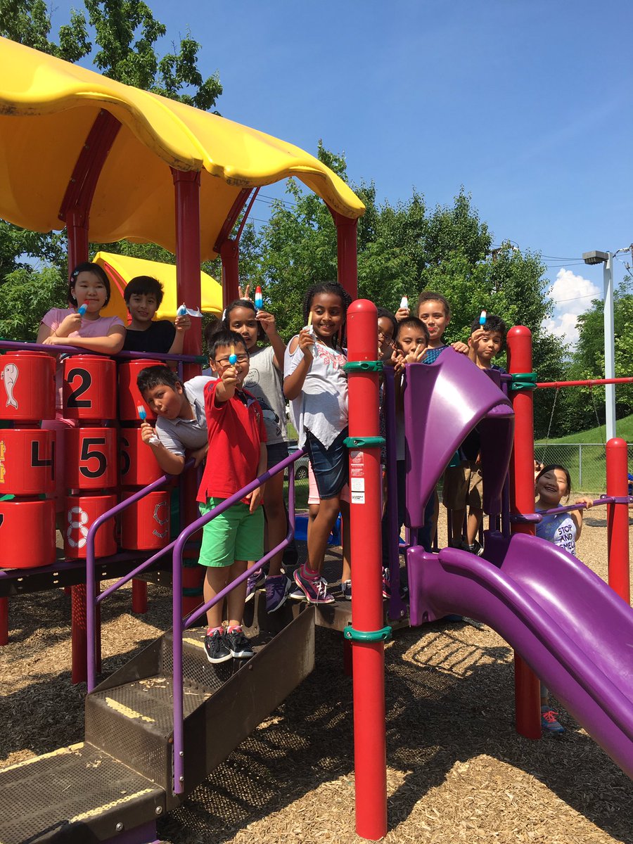 MsBarrettHFB's tweet photo. Twinkle puff Popsicle celebration! Ss did an amazing job and earned so many Twinkle Puffs!#WhyITeachAtAPS #hfbtweets https://t.co/A5NkpQlYZf