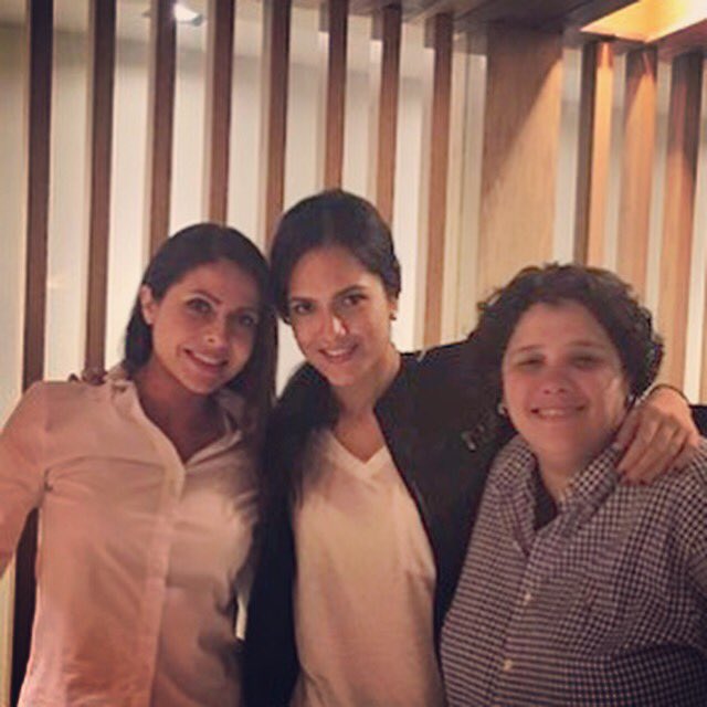Mariurdaneta's tweet photo. En México, la cereza del pastel fue cenar con estas bellezas @LiliMoyano y @analorenasm te queremos q jode friend! https://t.co/aFu36ISzIC
