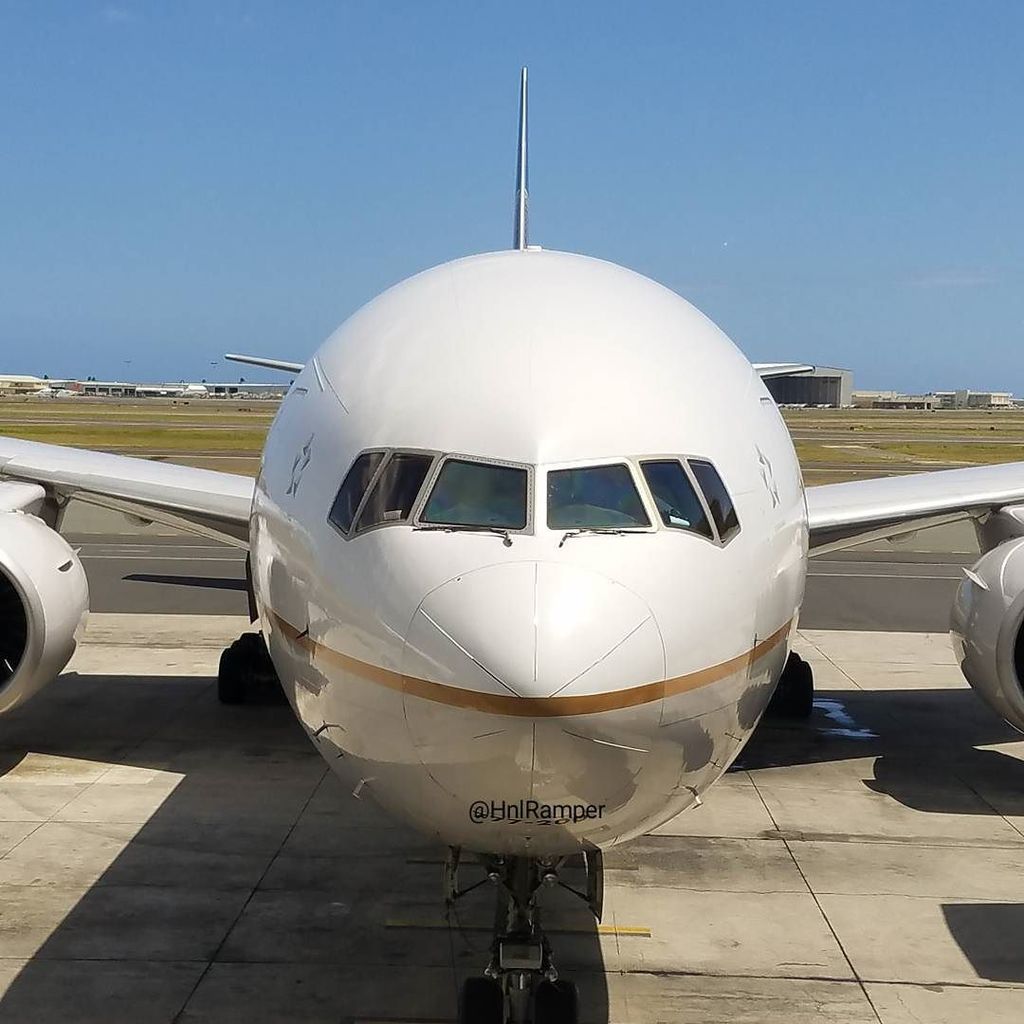 DeltaBravo33's tweet photo. Instagram : by hnlramper - Eye to eye with this #unitedairlines #777 sitting at gate 8 waiting to be pushed.
#hnlp… https://t.co/oFELRzyZWB