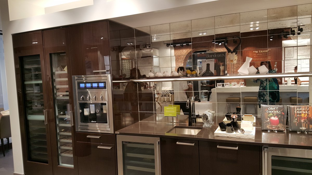SieMaticUSA's tweet photo. Shine on #SieMatic - ebony gloss cabinets and a mirrored backsplash make for a magical pairing at @Pirch SoHo https://t.co/JWiSGtP5OZ