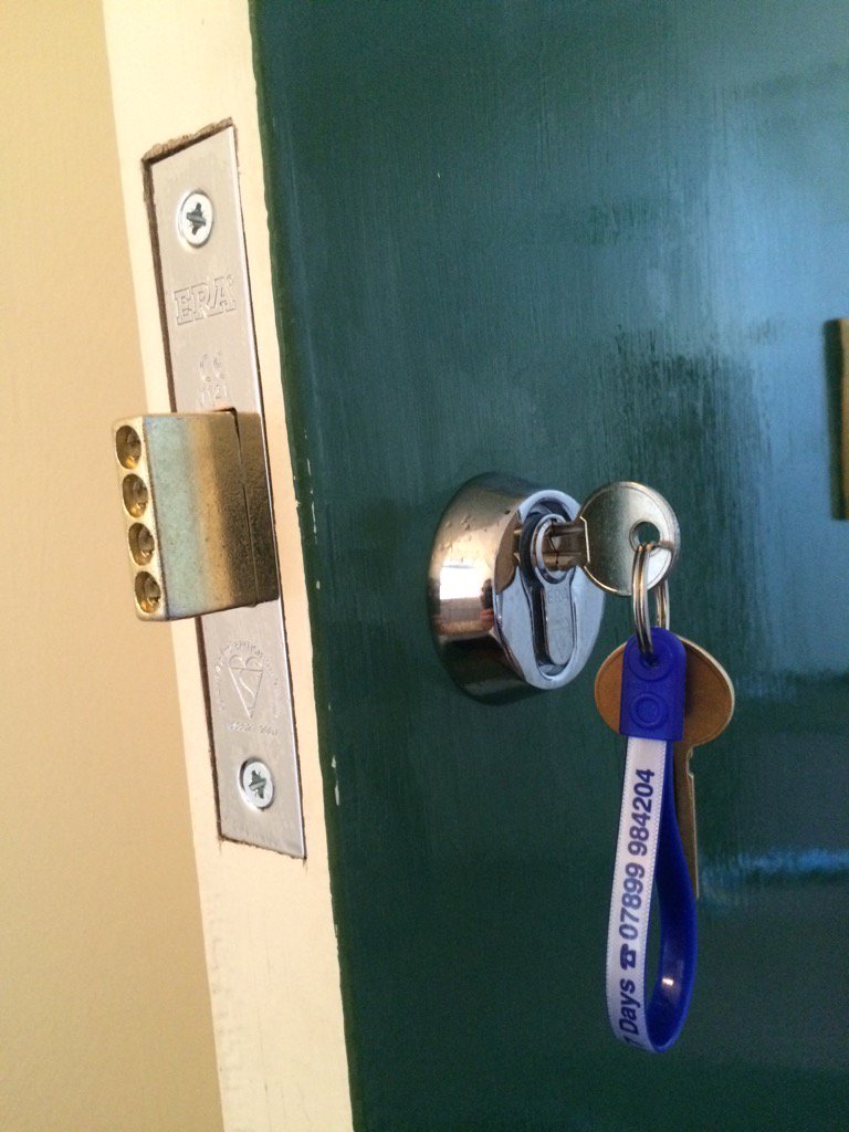 Countylocksmit1's tweet photo. New install today in #laindon BS8621 on flat door call #countylocks on 07899984204 https://t.co/M3we1tKnyi