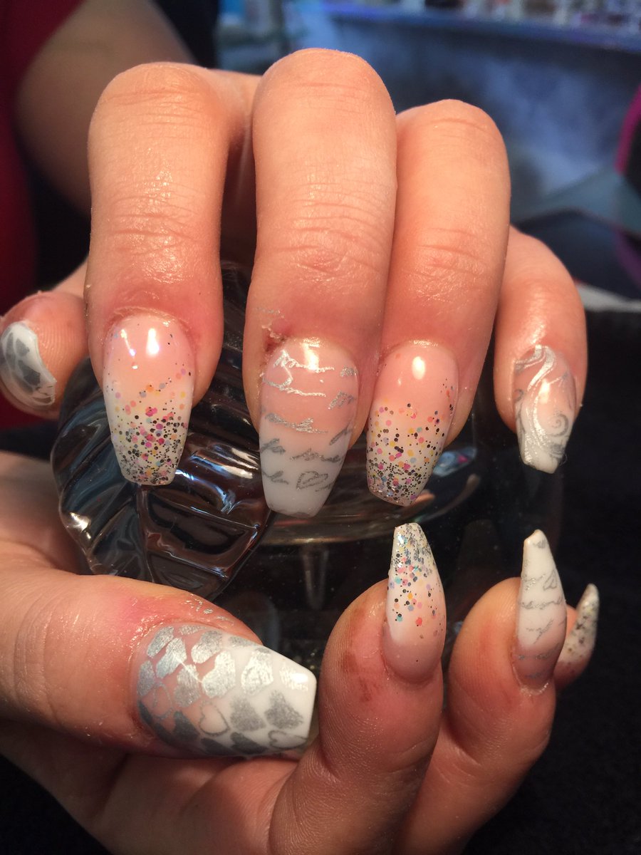 goldilocksrhyl's tweet photo. @goldilocksrhyl baby boomers #nsi #glitter #maniQ #stamps https://t.co/22Djnx2J5g