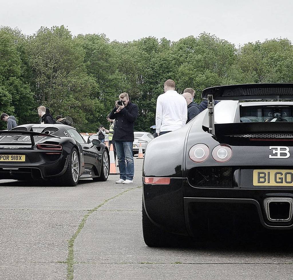 OnlyCarrera's tweet image. Left or Right? 
@vmax200 #hypermax #vmax200
#Porsche #Porsche918 #Porsche918spyder #918 #918spyder #Bugatti #Bugatt…