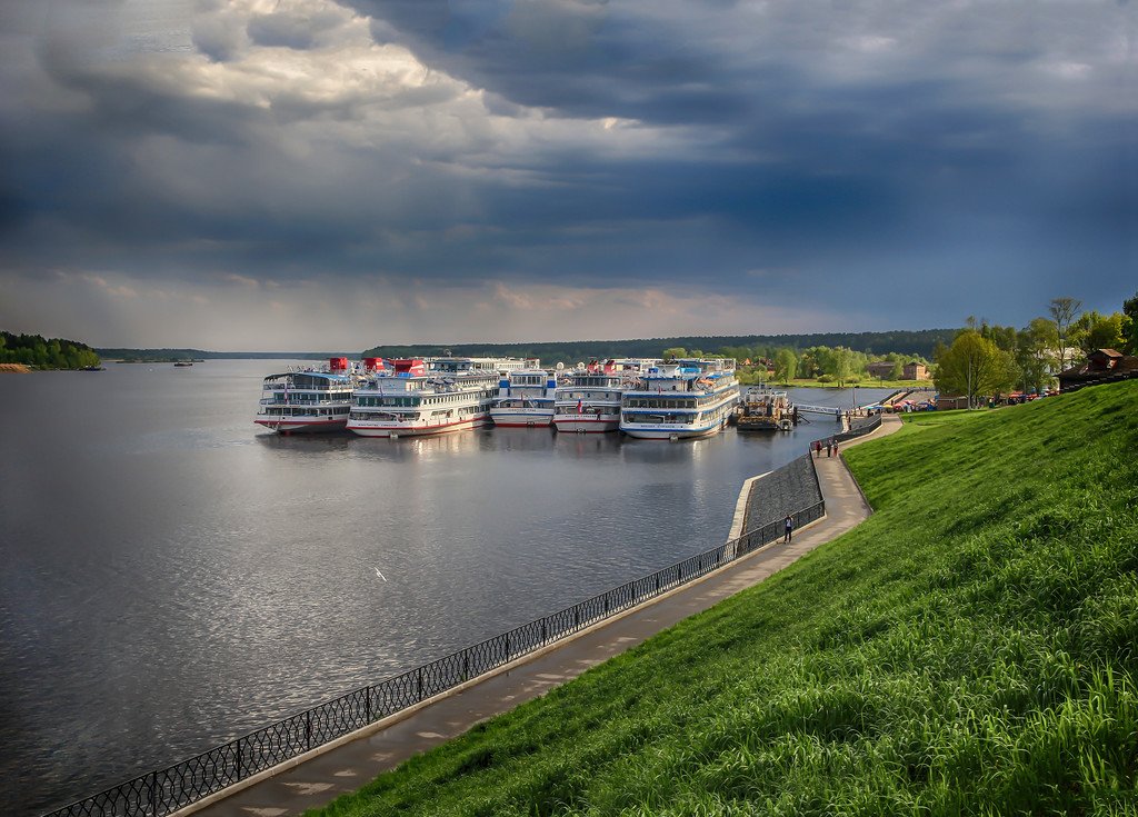 Город построенный на реке. Город мышкин набережная. Обуховский вантовый мост в санкт-петербурге. Мост через реку лену в якутии. Проект моста через реку лена в якутске.