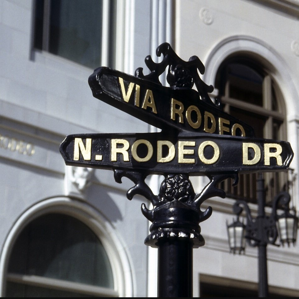 A stroll through the fashions..
•   •   •
#weekendvibes #ss16 #aw16 #couture #bevhills #la #lifestyle #luxury #EAG