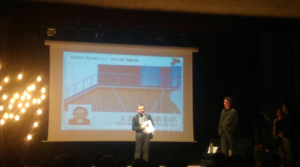 Oaestudio's tweet photo. Jesús de los Ojos recibe el Premio racimo en Serrada. Valladolid https://t.co/GzPDdmbGhN