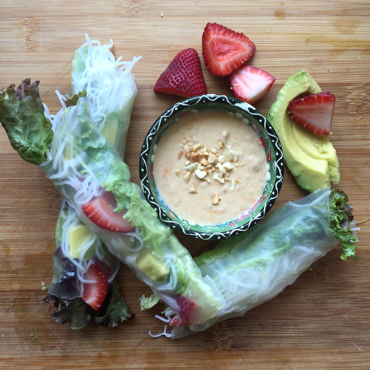 laurenrosecooks's tweet photo. Too hot for hot food π’βοΈ
#vegan avocado & strawberry spring rolls w/ peanut sauce
#lomade #lunchtime #springrolls https://t.co/D3yHgNPjqH