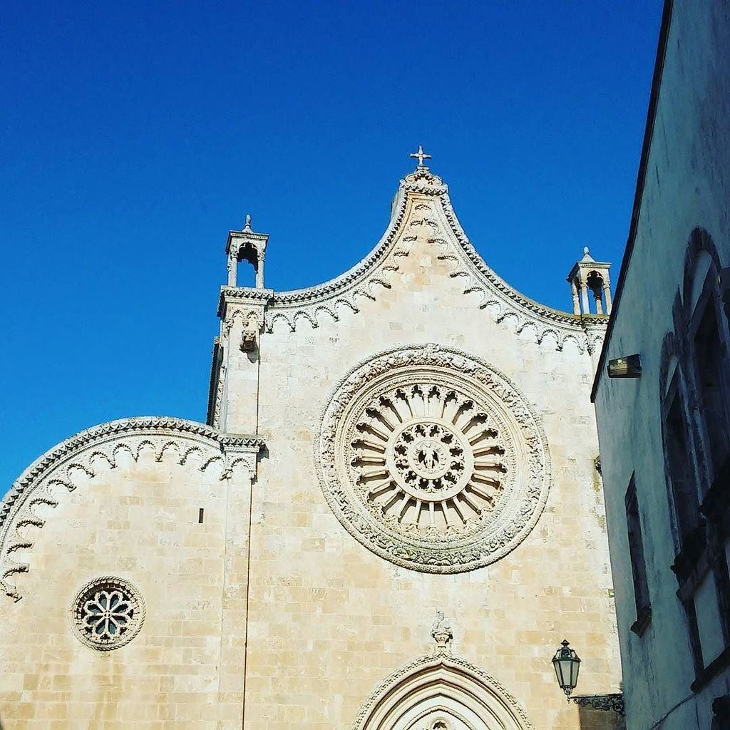 OrianaDavini's tweet photo. Va da sé che se a #ostuni trovi un cielo così è un attimo innamorarsi...
#puglia #igerspug… https://t.co/PqKJyuVfQa https://t.co/WdN5rPNBO0