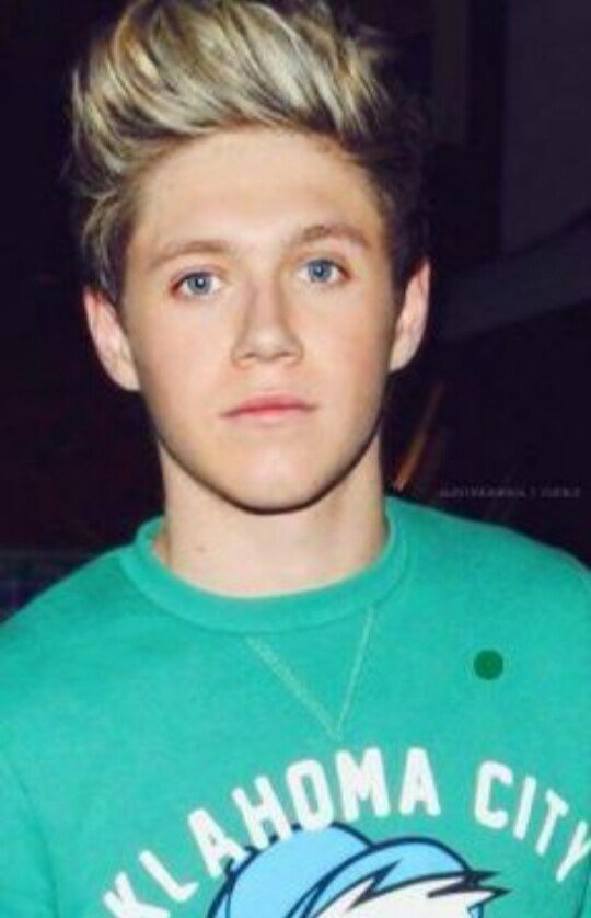 "People always say my eyes look like an ocean, but you can never see the storm behind"
-fc niall horan
-RT for me