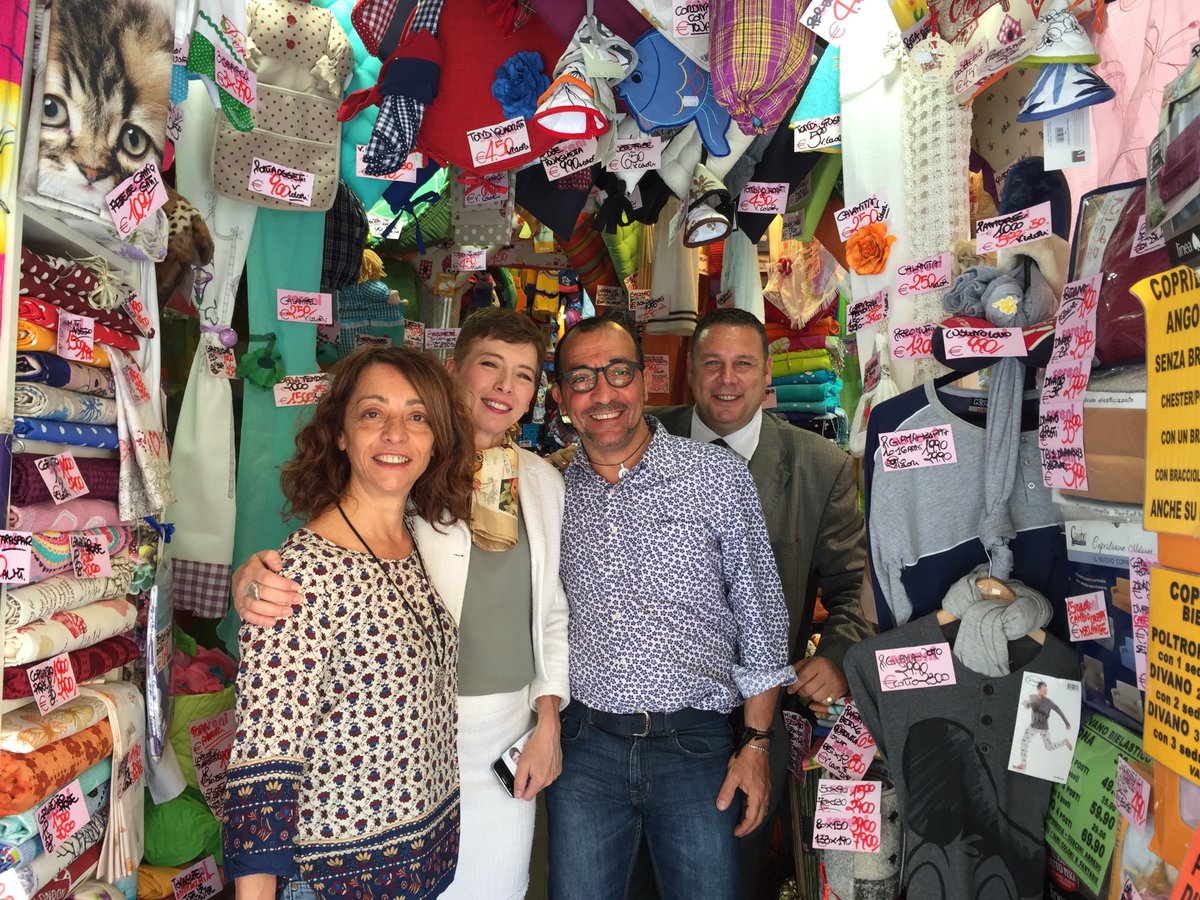 IrenePivetti's tweet photo. Bella accoglienza dai commercianti #ViaJenner.Cosa sarebbero le ns strade senza negozi?Sono grande patrimonio #Roma https://t.co/p90UQt6PQw
