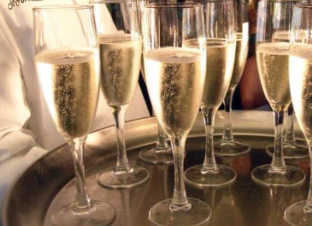 bexnbrian's tweet photo. Ladies our Prosecco is only £9.99 a bottle, perfect for sharing! @Whatsonwsm @BristolTwitts @ladiesnights https://t.co/X30m1PWaxD