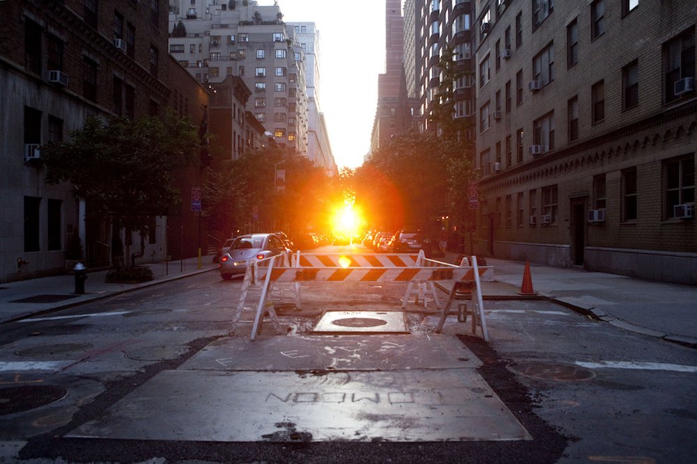 Timpavlick's tweet photo. MANHATTANHENGE is when the sun perfectly lines up with the gridded streets #designvisual https://t.co/bXtRR08OZw