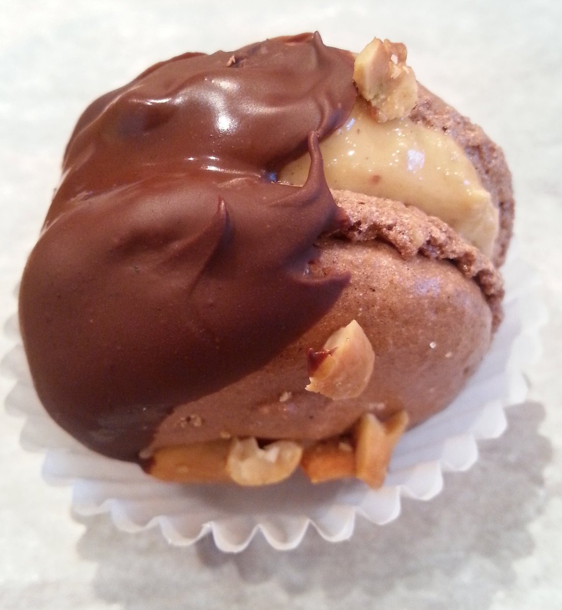 EdibleOptions's tweet photo. #Gluttonous! #DairyFree #Chocolate Dipped #TropicalNutButter Filled Chocolate #FrenchMacaron #Niagara #EdibleOptions https://t.co/ZHTQ4nEGY5