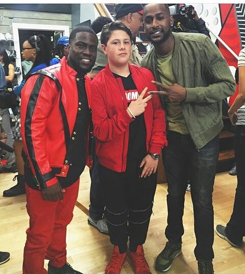 beetje biografie Lol Tony W on Twitter: "Kevin Hart &amp; Benjamin Kickz of Sneaker Don on set!  #howsbusiness #sneakerdon https://t.co/vmLGyqOVdl" / Twitter