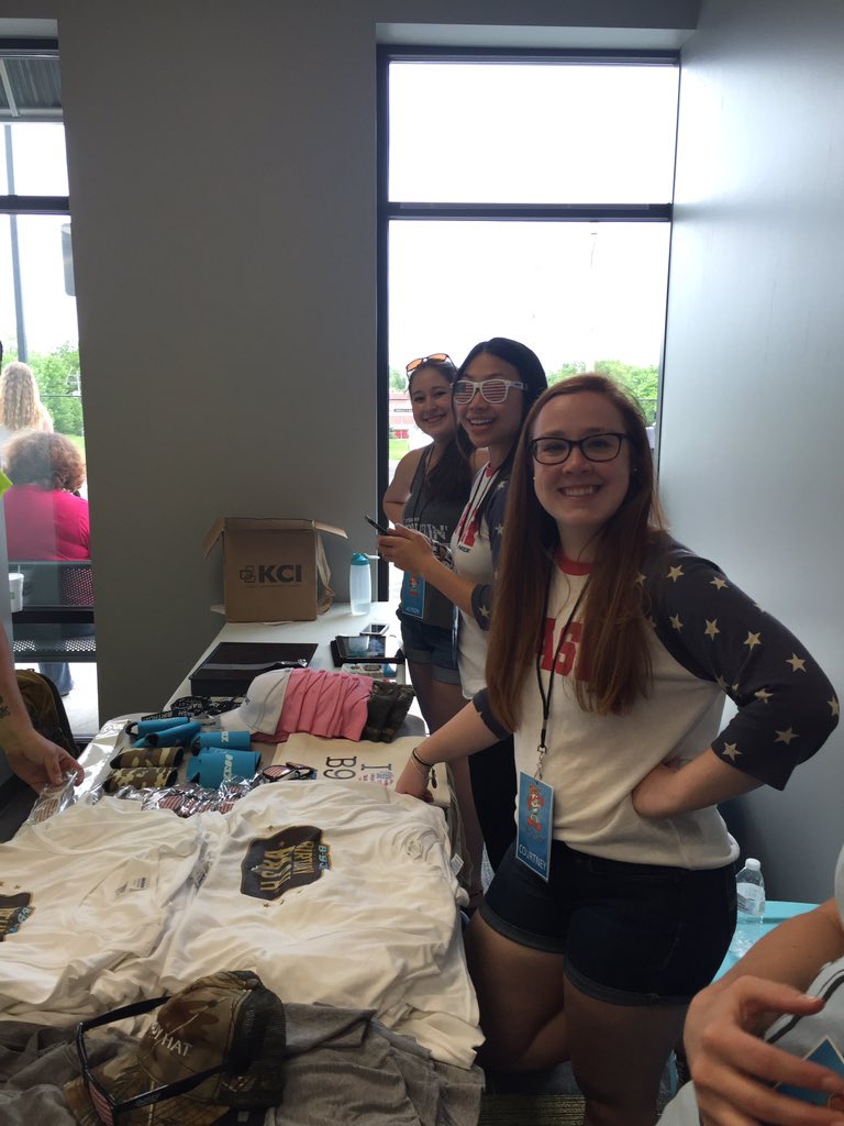 B93dotcom's tweet photo. 1 more hour. Come out and see these lovely ladies for your birthday bash gear. #FREE #bash24 #SprintSaysThanks https://t.co/T9U41822Mb