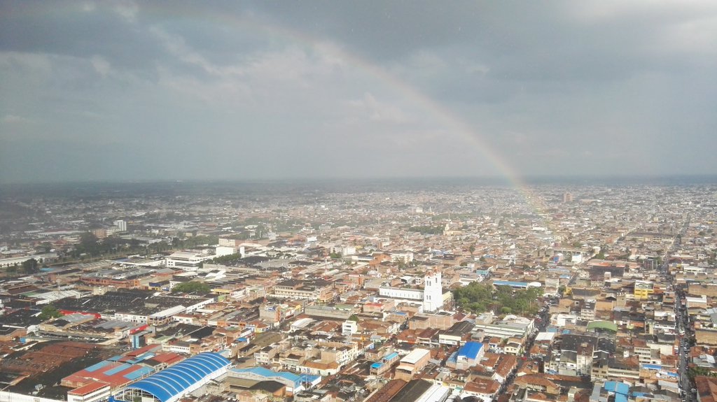 EnterateCali's tweet photo. Un lindo arcoíris acompaña la tarde caleña... foto de @jhonnygto1 https://t.co/s8SrqzKSZN
