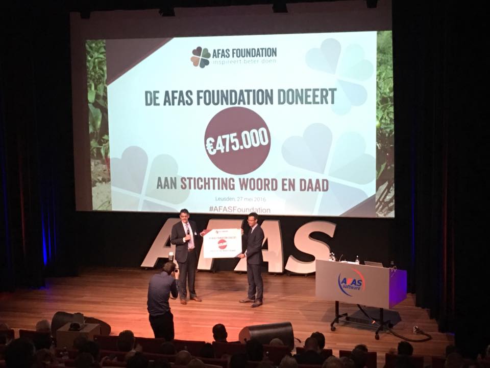 RinaMolenaar's tweet photo. Blij! @AFAS draagt bij aan @WoordenDaad project in Ethiopië. Met dit bedrag hebben 72.000 mensen schoon drinkwater. https://t.co/A4ge6LJwrd