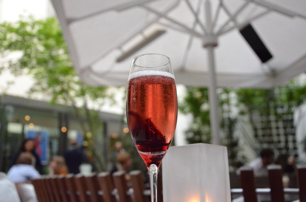 Parisiantouch's tweet photo. Soirée de lancement du patio de l'hôtel @le5codet ! Ça sent bon les vacances ! #le5codet #cocktail #music #farniente https://t.co/TKO0UZGI8U