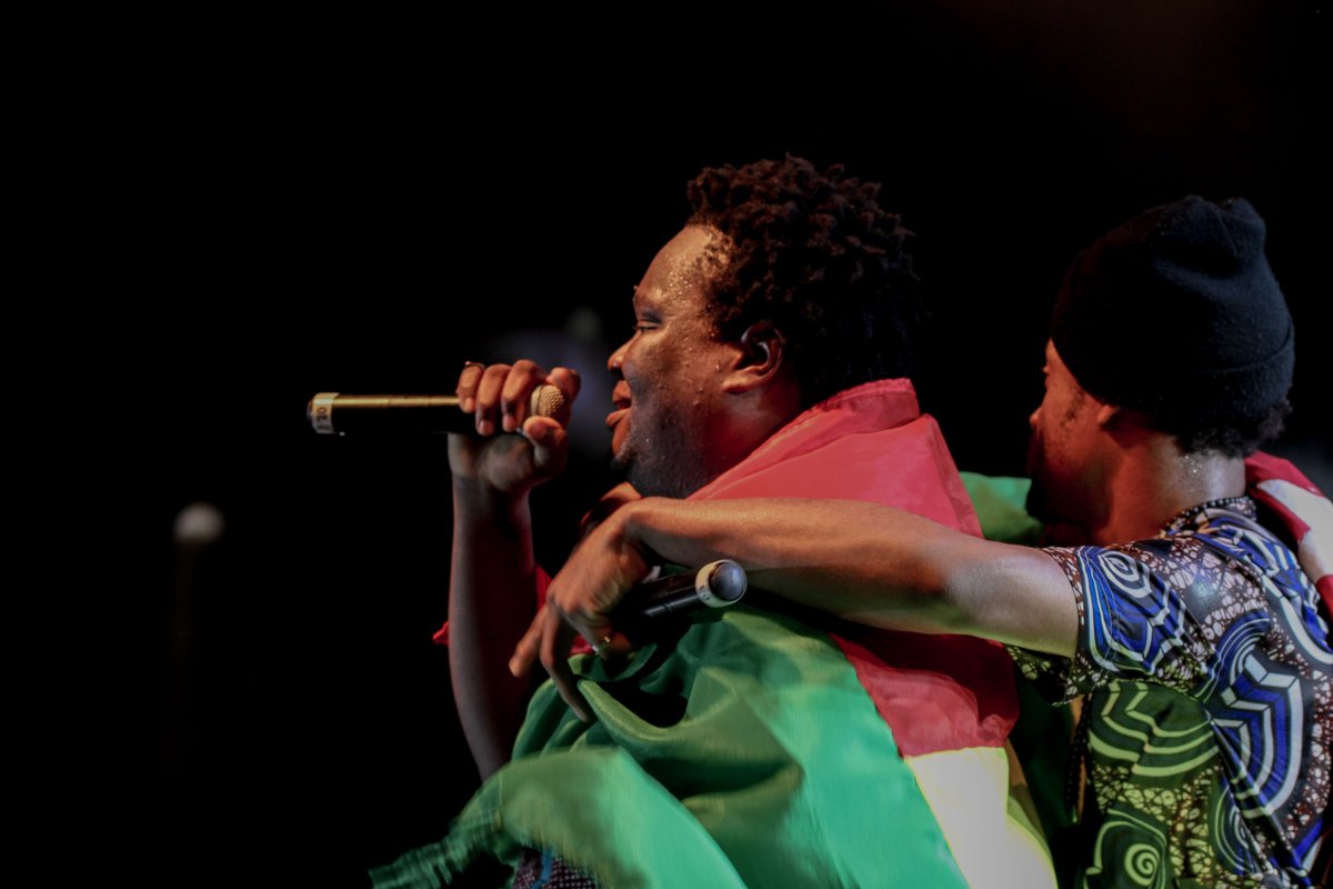 doisafricanos's tweet photo. O melhor momento é aquele em que estamos no palco e encontramos vocês, que nos fazem, sempre! <3 #Equipe2Afro https://t.co/z8GUCbgOaZ