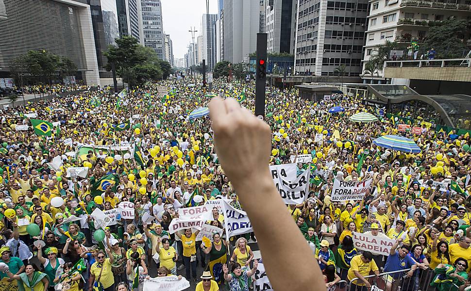 folha's tweet photo. @revistapiaui Áudio revela que MBL distribuiu brioche com mortadela defumada em protestos https://t.co/m5uSzvzP8T https://t.co/PGioaSaCqs