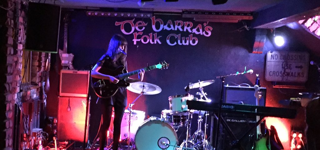 DeBarraFolkClub's tweet photo. #LauraDuff opening up for #windings at #DeBarras tonight.
#IrishMusic #Clonakilty https://t.co/Wi9pImYz6l