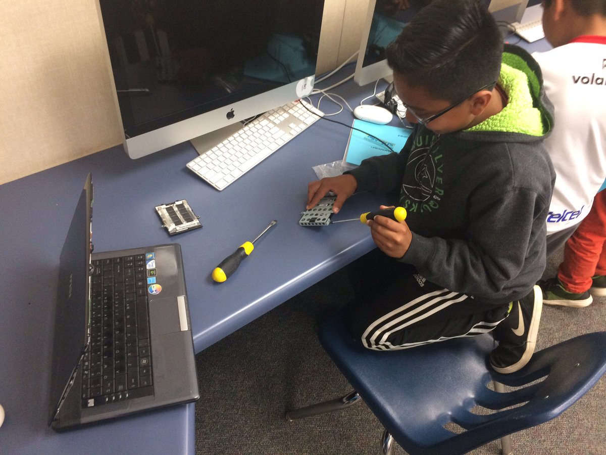 MicheleDSheehan's tweet photo. How do you make a computer? Let's take one apart and see!  Love curiosity!  #genius hour #juniperrocks https://t.co/4giN1XpaBg