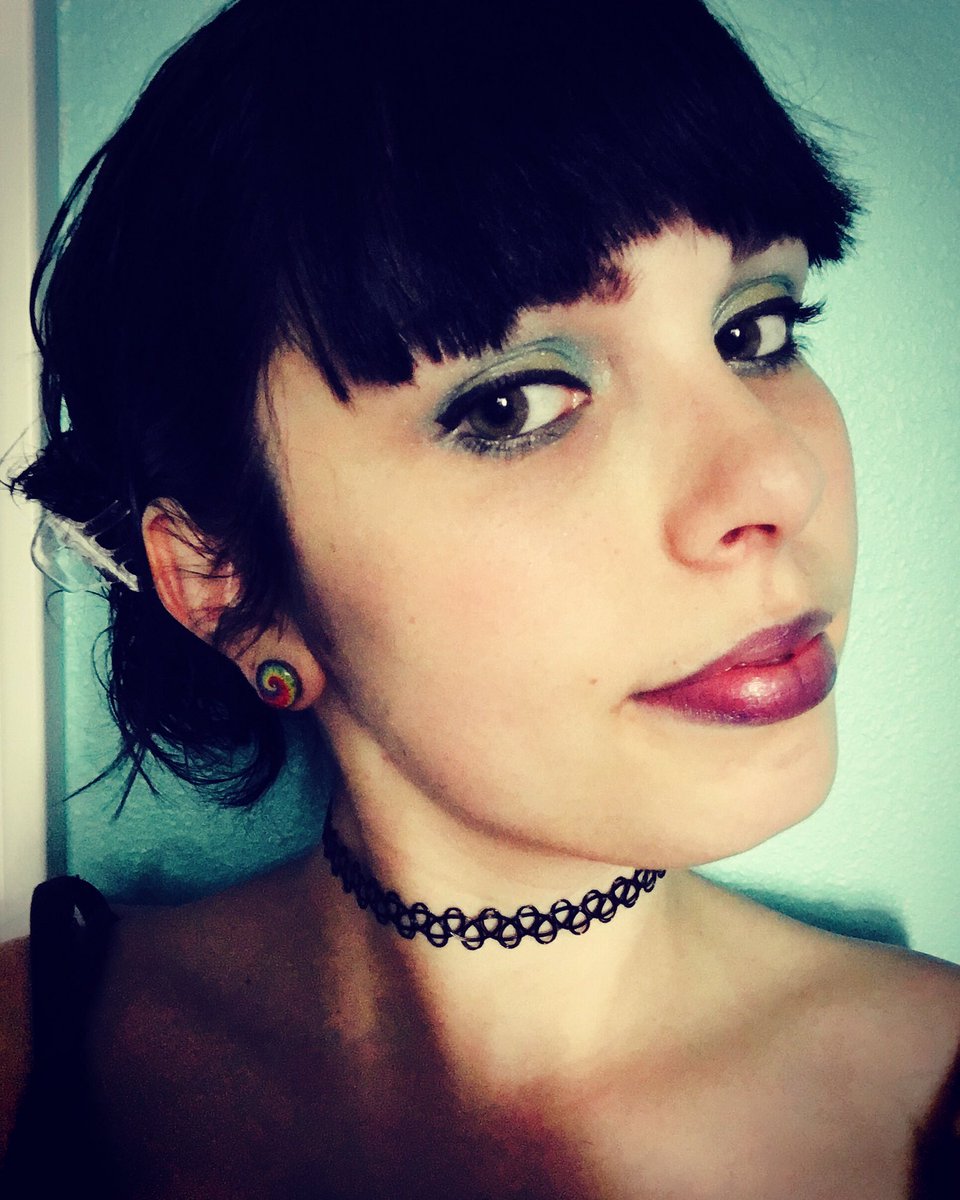 UniversalWhimsy's tweet photo. Got to play with my makeup today. As well as getting some bangs :) https://t.co/gXbK86oLZI