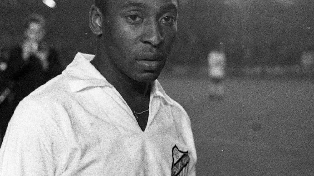 FCBIMinsel's tweet photo. Pele was a legend at Santos, but where would be if he was playing today? Barça, he says! https://t.co/qyFTxNQQ5I https://t.co/mSNeeylfOt