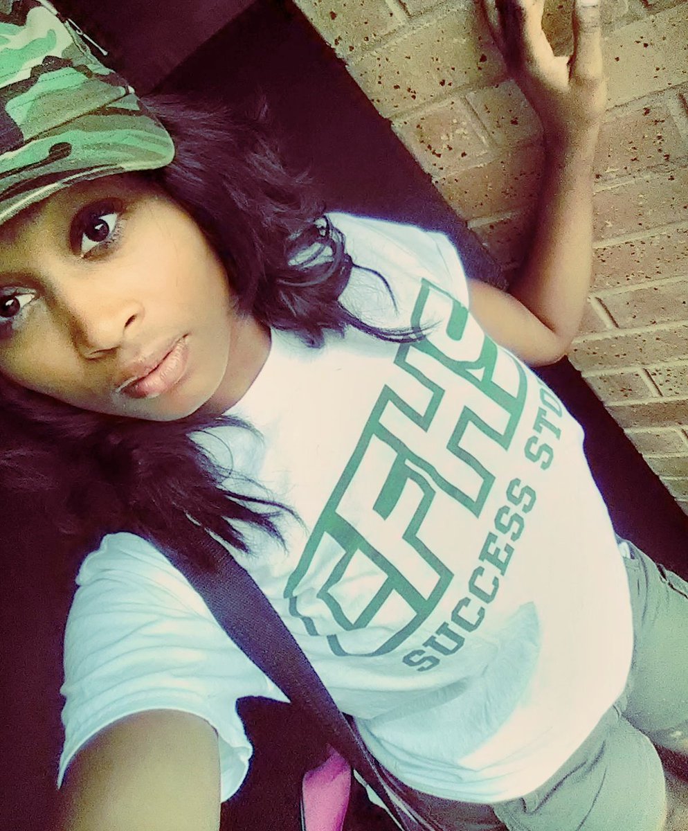 ittybittyslf's tweet photo. #lastdaysofhighschool https://t.co/LUTQS5YQWV