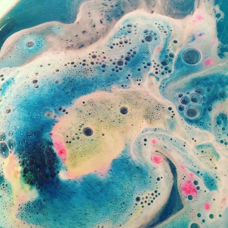 Loving the chemical reaction of the #intergalacticbathbomb from <a href="/lushcosmetics/">Lush North America</a>