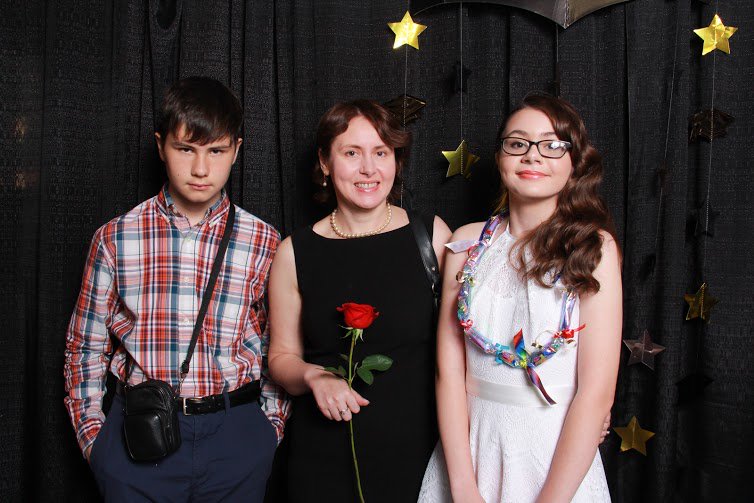 Tweet_Andreea's tweet photo. "Thank you mom for raising me, helping me, being there for me and sacrificing so much for me. This rose is for you." https://t.co/N6cSn17xJJ