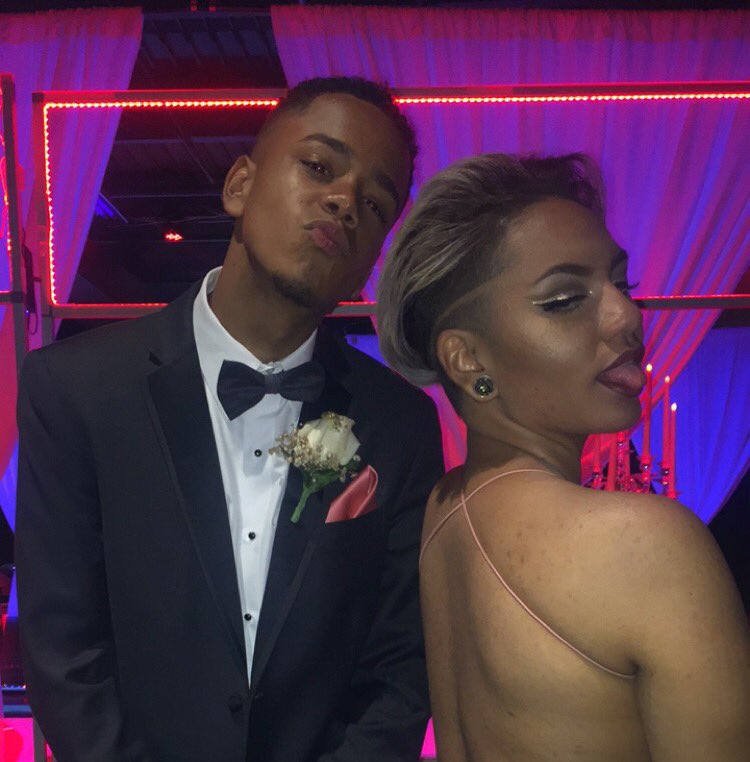 tornsandblunts_'s tweet photo. #jrprom2k16 w/ my babies🌹 https://t.co/hZSJbZHgcv
