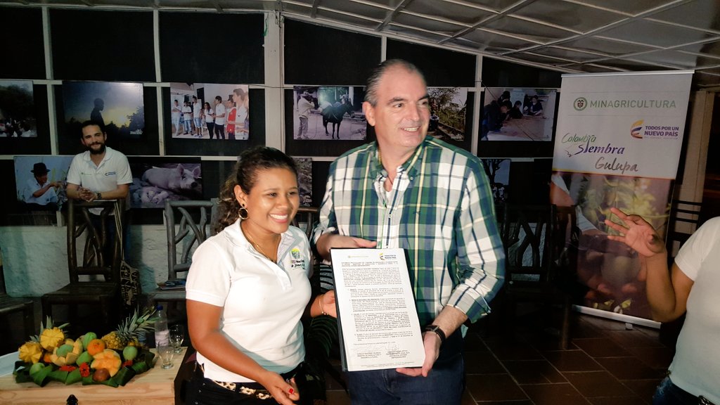 PremioCafam's tweet photo. Se firma apoyo por 500 millones de pesos para invertir en las propuestas de #RedJovenesRurales https://t.co/u7ovDudO63