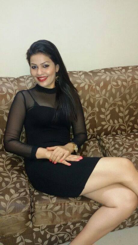 real_desis's tweet photo. Main kaisi lag rahi hu? https://t.co/7ADNN2EhHU