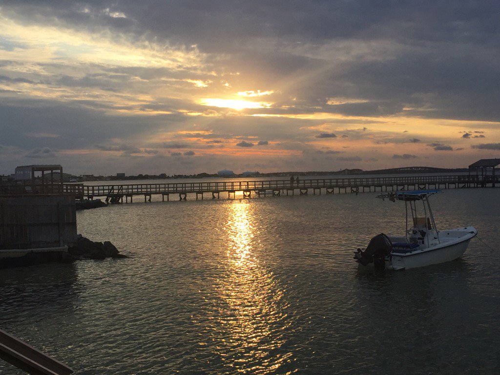 Sugar41530735's tweet photo. Sunset at/in paradise#Paradisebar&amp;grill#pcolabeach https://t.co/Xt4TJbuf5h