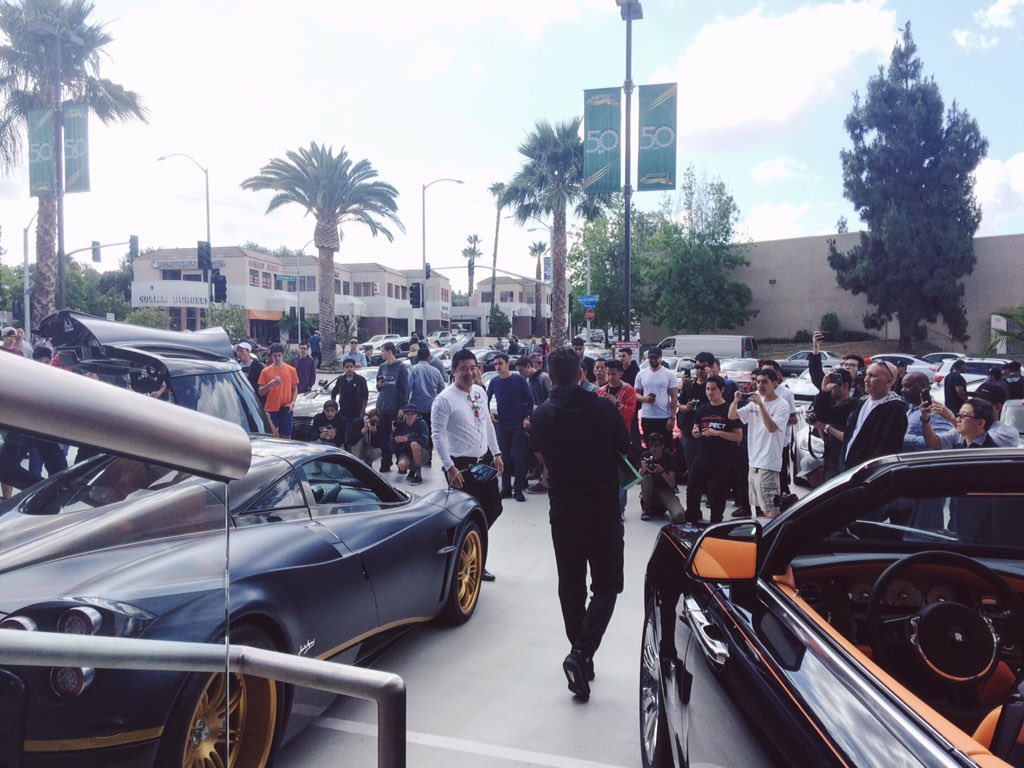 KillerStatusUS's tweet photo. Like bees to the honey. 🐝🍯 #pagani #Huayra #supercar #Italian #sportscar #DavidLee #ferraricollector https://t.co/GxKL2iIHrJ