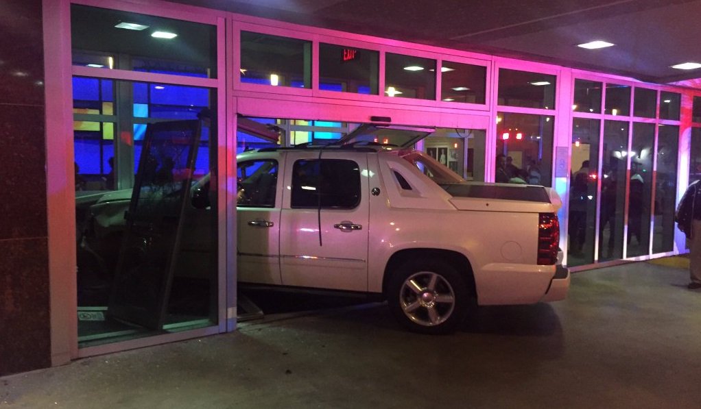 Woman drives through hospital doors in #MiamiBeach bit.ly/1WR8Sad?utm_me… https://t.co/LliYi51gKV