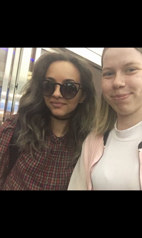 Peru_LittleMix's tweet photo. Jade con fans en el aeropuerto de New York el día de hoy 27/05 https://t.co/teEdzud4Ty
